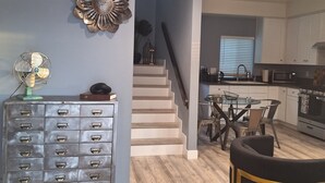 Interior - Charming 2-bedroom house in Azusa with WiFi and AC (Azusa)