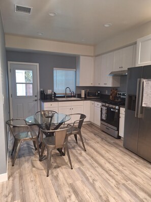 Microwave, oven, stovetop - Charming 2-bedroom house in Azusa with WiFi and AC (Azusa)
