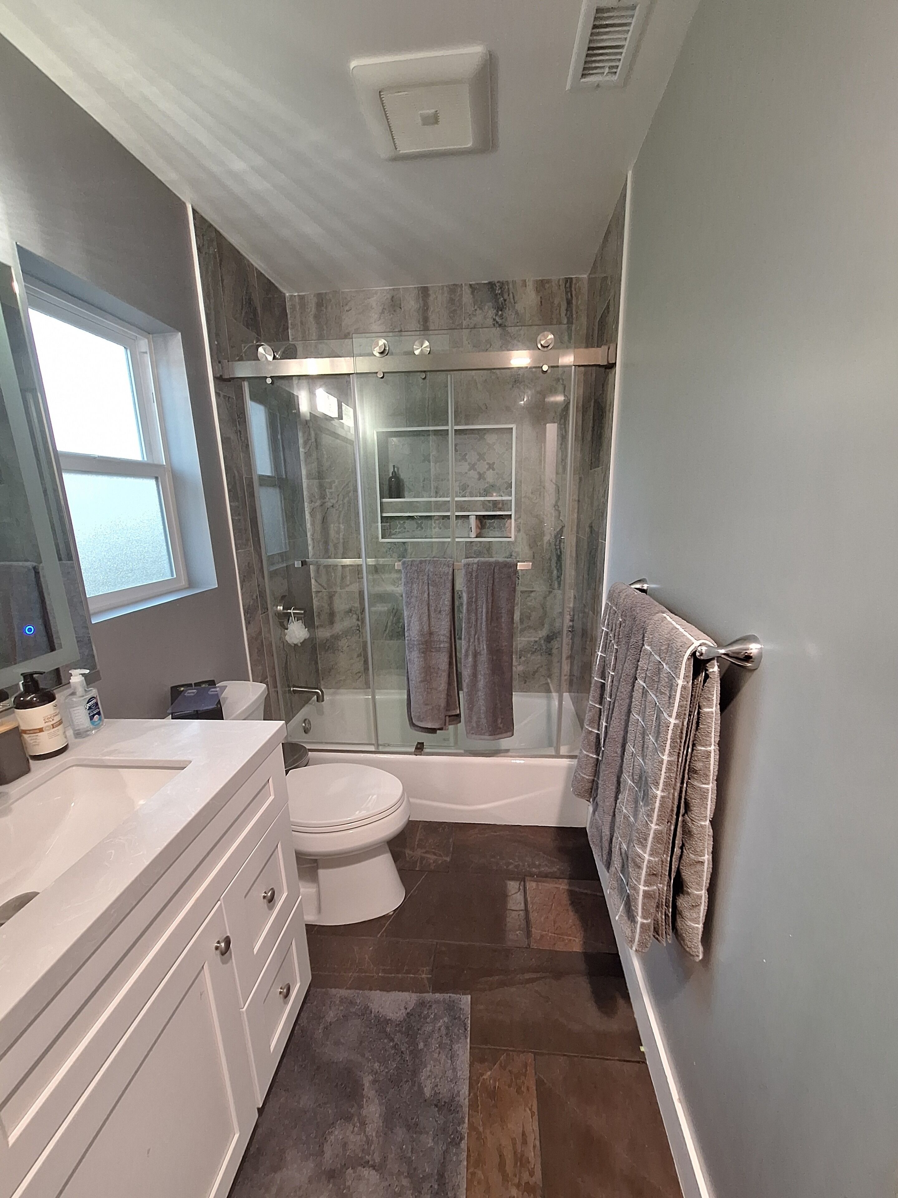 吹风机、毛巾、肥皂、卫生纸