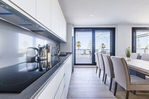 Jääkaappi, mikroaaltouuni, uuni, kahvin-/teenkeitin