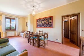 TV, caminetto, lettore DVD