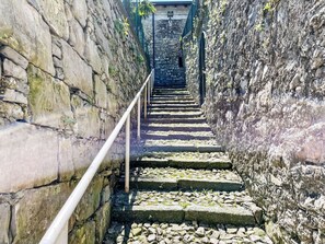 المنطقة المحيطة بالمنشأة