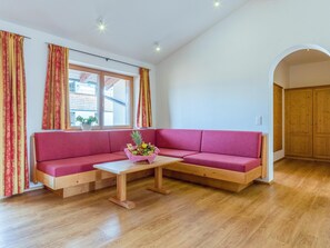 Fernseher, Tischfußball, Tischtennisplatte