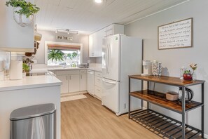 Fridge, microwave, stovetop, dishwasher - 1 Mi to UO Campus - Family Home w/ Pool Table! (Eugene)