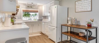 1 Mi to UO Campus - Family Home w/ Pool Table!