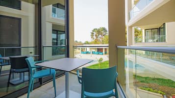 Departamento, 1 habitación, vista a la alberca | Vista del balcón