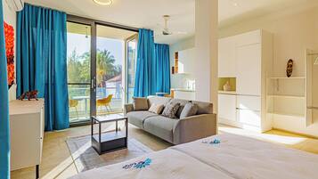 Estudio, vista al mar | 1 habitación, caja de seguridad en la habitación y insonorización