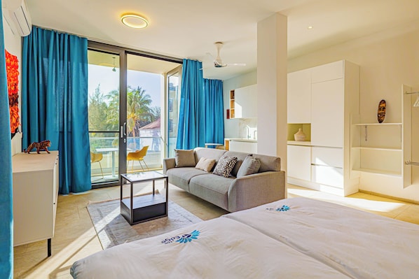 Studio, Sea View | In-room safe, soundproofing, free WiFi, bed sheets - The Edge (Serrekunda)