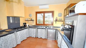 Herdplatte, Geschirrspüler, Wasserkocher mit Kaffee-/Teezubehör