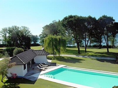 Villa Adelinda: A luxurious one-story villa located right on the Lake Maggiore, with Free WI-FI.