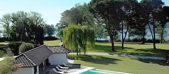 Villa Adelinda: A luxurious one-story villa located right on the Lake Maggiore, with Free WI-FI.