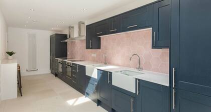 Spacious House, Private Parking & Garden
