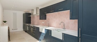 Spacious House, Private Parking & Garden