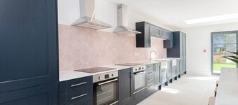 Spacious House, Private Parking & Garden