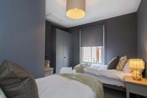 6 sovrum, skrivbord, strykjärn/strykbräda och resesäng