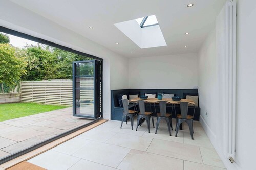 Spacious House, Private Parking & Garden