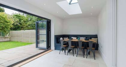 Spacious House, Private Parking & Garden