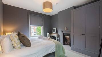 6 bedrooms, desk, iron/ironing board, travel cot