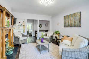 TV, books - 'Swimming Under the Stars' Lynchburg Apt w/ Pool! (Lynchburg)