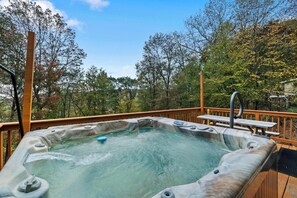 Outdoor spa tub - Fam-Friendly Cabin mins 2 Beach & Ski w/ Hot Tub (Lake Harmony)