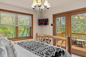 5 bedrooms, desk, iron/ironing board, travel cot