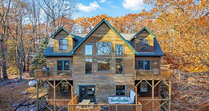 Fam-Friendly Cabin mins 2 Beach & Ski w/ Hot Tub