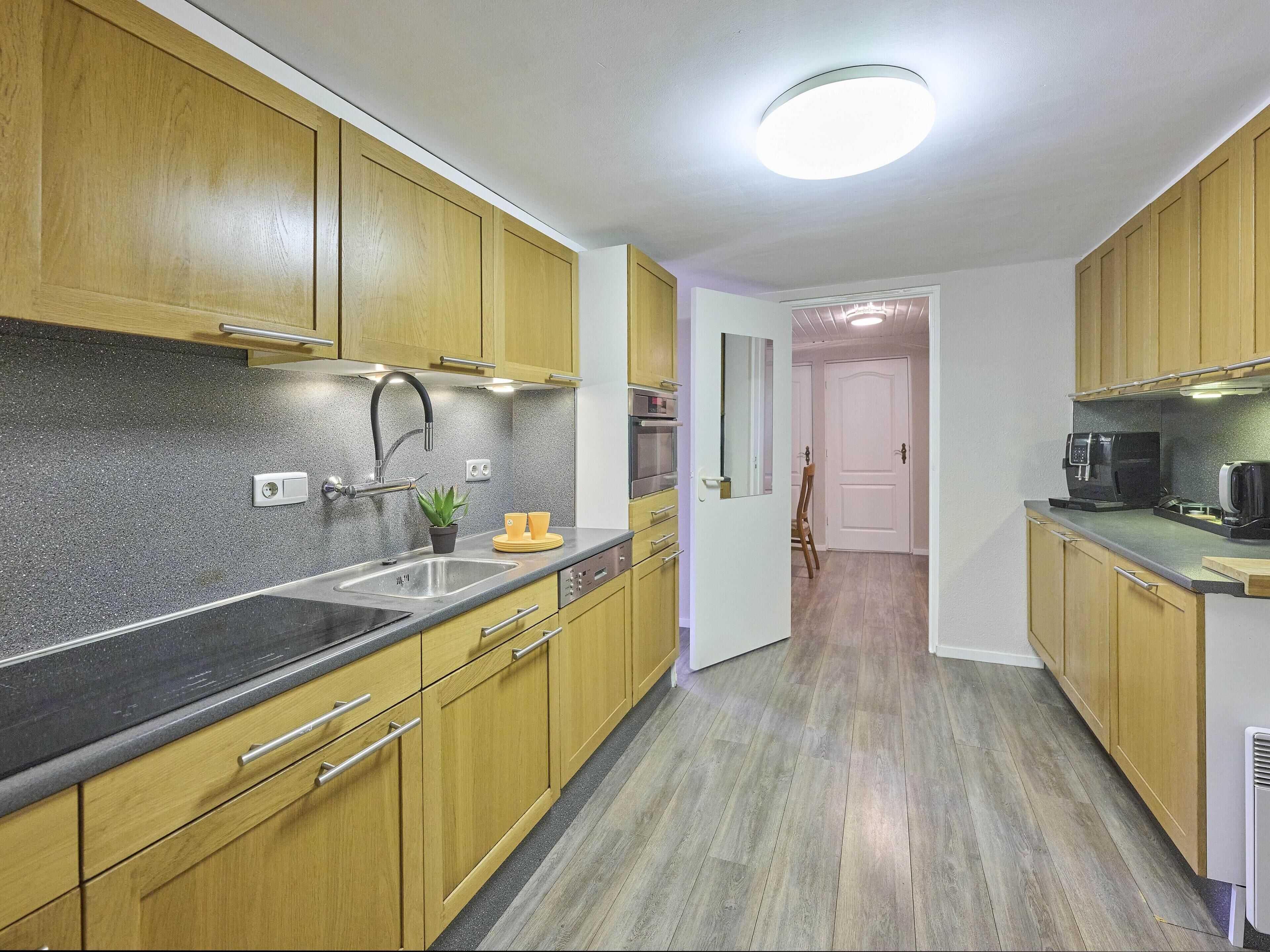 Kjøleskap, mikrobølgeovn, kokeplater og oppvaskmaskin