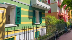 A colorful building with green shutters, a balcony, and a number '15' sign. - Spacious apartment with garden, near the beach (Levanto)