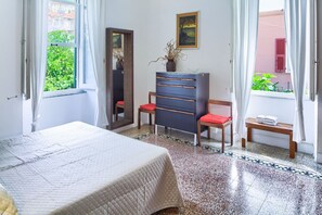 Iron/ironing board, travel cot, free WiFi
