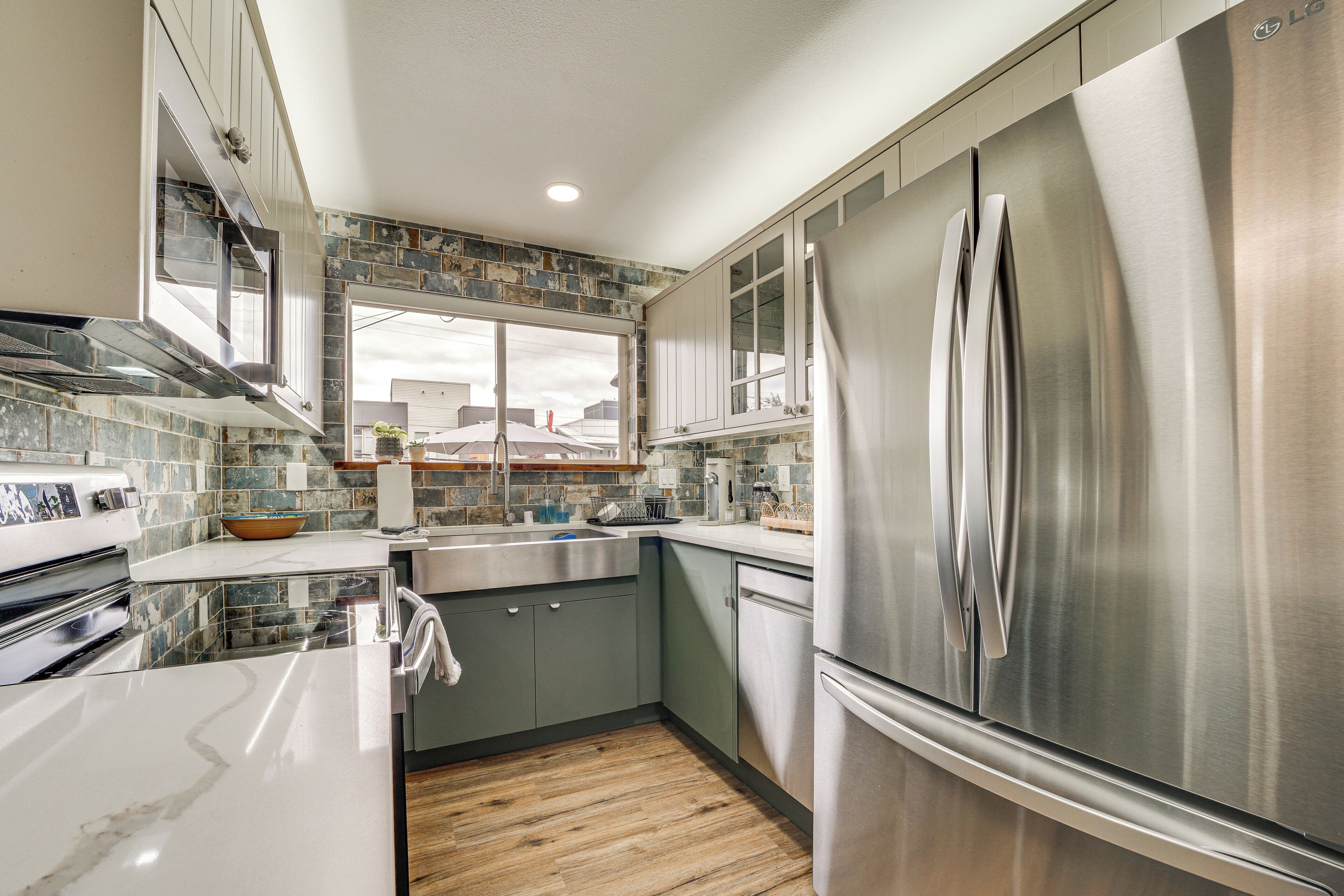 Fridge, microwave, stovetop, dishwasher