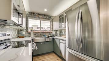 Fridge, microwave, stovetop, dishwasher