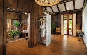 Superior Bungalow | Bathroom | Hair dryer, bathrobes, slippers, towels - Sré Lodge Living Style Community (Kampot)