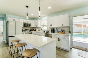 Geladeira, micro-ondas, cooktop, lava-louças