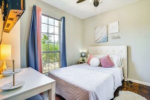 1 bedroom, desk, Internet, bed sheets - Explore & Unwind: Charming Bedford Apartment (Bedford)