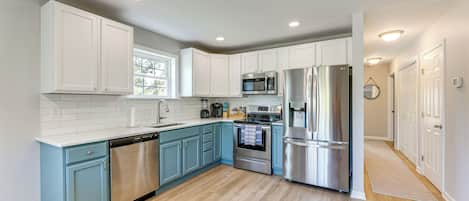 Fridge, microwave, stovetop, dishwasher