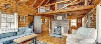 2 Mi to Lake Willoughby: Peaceful Log Cabin!