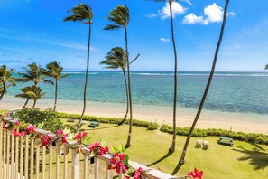 On the beach - Oceanfront Condo: Stunning Sunrise & Ocean Views (Hauula)