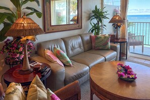 TV, books - Oceanfront Condo: Stunning Sunrise & Ocean Views (Hauula)