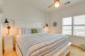 3 bedrooms, iron/ironing board, Internet, bed sheets - Walk to Galveston Beach: Family Condo w/ Pool (Galveston)