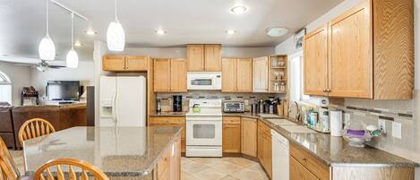 Fridge, microwave, stovetop, dishwasher