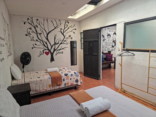 Cozy Town House Ixim - 15 mins walk to Central Park