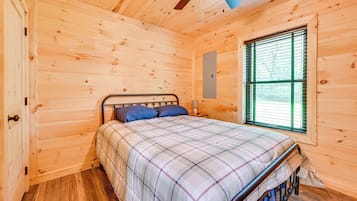 2 bedrooms, desk, internet, bed sheets