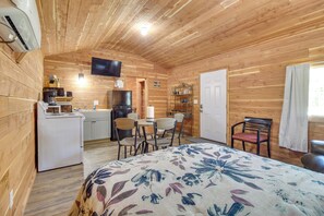 1 bedroom, Internet, bed sheets - Half-Mi to Bull Shoals Lake Access: Angler's Cabin (Lakeview)