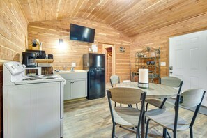 Dining - Half-Mi to Bull Shoals Lake Access: Angler's Cabin (Lakeview)