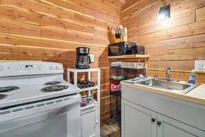 Micro-ondes, plaque de cuisson, cafetière/bouilloire, grille-pain