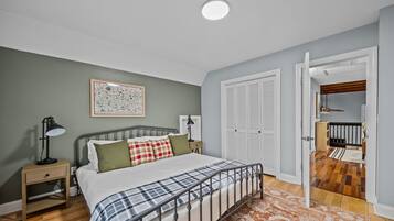 4 habitaciones, escritorio y tabla de planchar con plancha