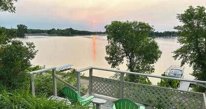 Newly remodeled cabin with private dock on Maple Lake