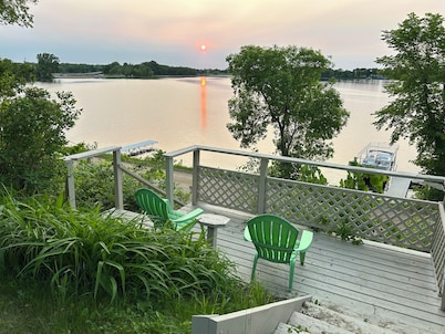 Newly remodeled cabin with private dock on Maple Lake