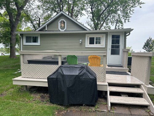 Newly remodeled cabin with private dock on Maple Lake