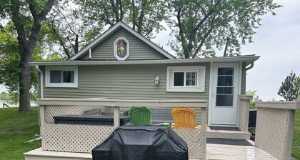 Newly remodeled cabin with private dock on Maple Lake